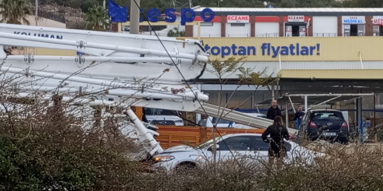 Beton Mikseri kayınca, arkadaki arabaya çarptı