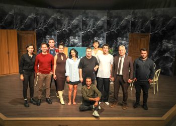 Büyülü Perde, Seyircilerini Bekliyor