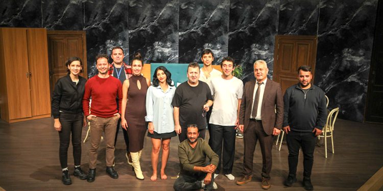 Büyülü Perde, Seyircilerini Bekliyor