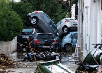Bora turistik adayı savaş alanına çevirdi