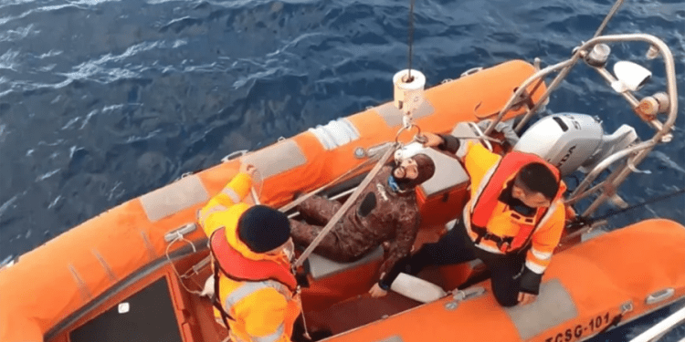 Dalgıç kıyafetleri ile Yunan adalarına yüzerken yakalandı