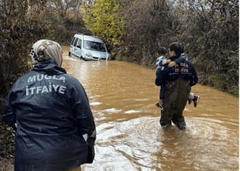 Sağanak yağışlarda sürüklenen otomobillerden böyle kurtarıldılar