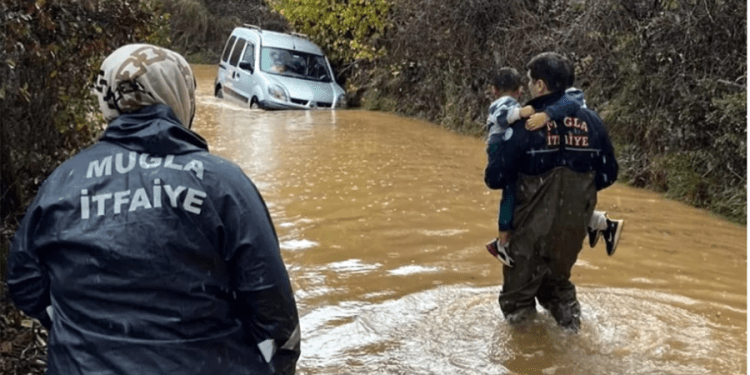 Sağanak yağışlarda sürüklenen otomobillerden böyle kurtarıldılar