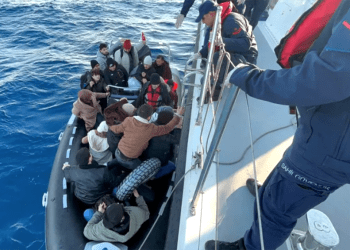 96 göçmen 5 insan kaçakçısı şüphelisi yakalandı