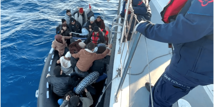 96 göçmen 5 insan kaçakçısı şüphelisi yakalandı