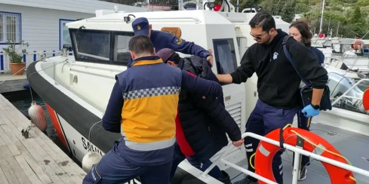 Torba açıklarında fenalık geçiren amatör balıkçıyı sahil güvenlik kurtardı