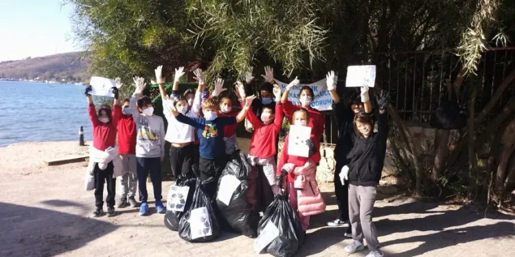 Bodrum’da doğa dostu öğrenciler çevre temizliği yaptı