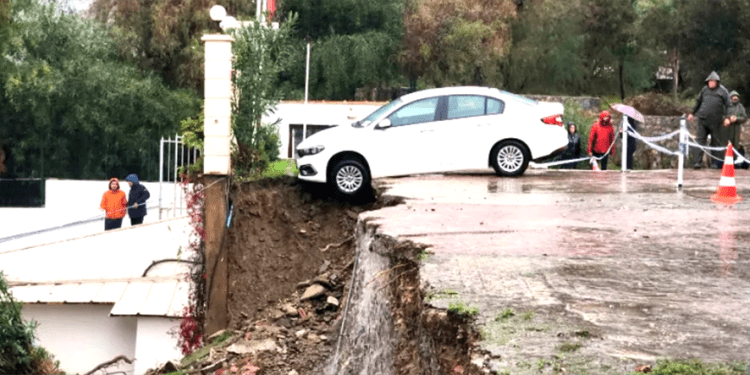 Bodrum’da sağanak felakete yol açıyordu, lüks sitenin istinad duvarı çöktü