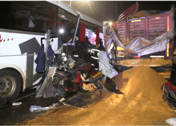 Yolcu otobüsü TIR’a çarptı: Ölü ve yaralılar var