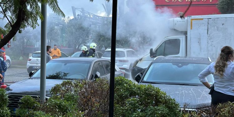AVM Otoparkında Araçta Çıkan Yangın Korkuttu