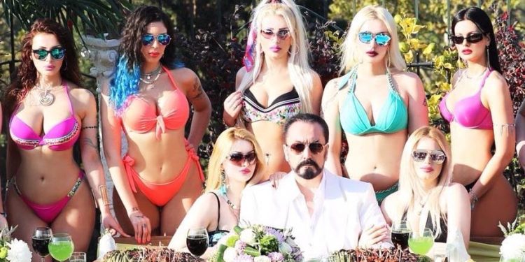 Adnan Oktar duruşmasında kediciklerden övgü: ‘Kombininiz çok güzel maşallah’