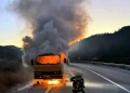Karayolunda akaryakıt tankeri alev alev yandı