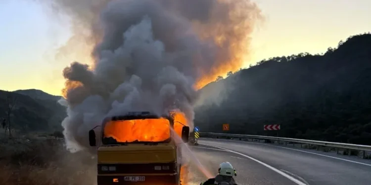 Karayolunda akaryakıt tankeri alev alev yandı