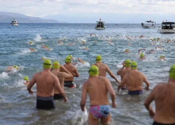 Datça’da kış ortasında yüzme maratonuna yüzlerce kişi katıldı