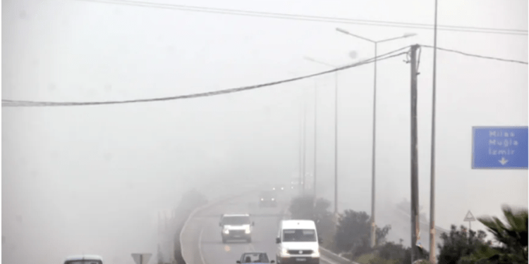 Bodrum güne sis ile uyandı, trafik aksadı