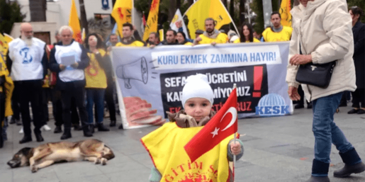 14 aylık ilk eyleminde ekmeğinin peşinde