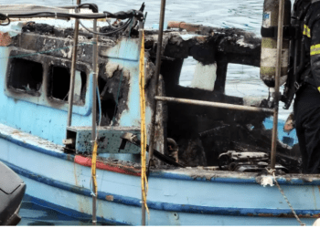 Torba koyunda balıkçı teknesi yandı