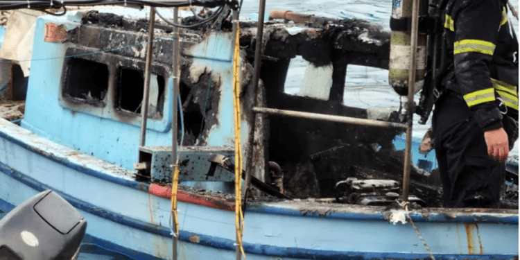 Torba koyunda balıkçı teknesi yandı