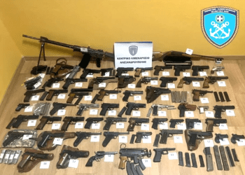 Balıkçı teknesine operasyon , kaptan “61 tabanca 3 bin mermi ile yakalandı”