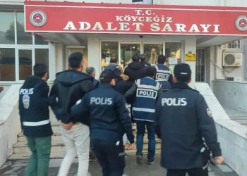 İstihbaratcı polis kılığında vatandaşın altın ve paralarına el koyan çete çökertildi