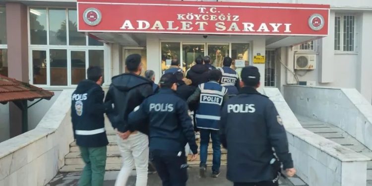 İstihbaratcı polis kılığında vatandaşın altın ve paralarına el koyan çete çökertildi