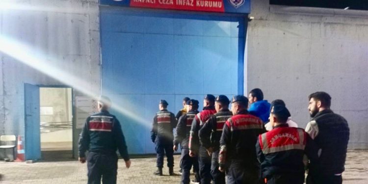 Uyuşturucu Madde İmali ve Ticareti yapan 7 sanık tutuklandı
