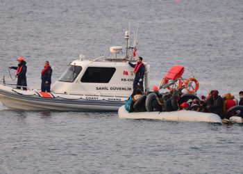 İnsan kaçakçısı lastik botu Sahil Güvenlik botunun üzerine sürdü