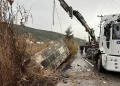 Milas’ta Turşu Yüklü Dorse Şarampole Devrildi