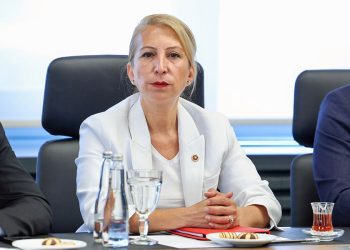 SÜREYYA ÖNEŞ DERİCİ: “ÜZERİMİZE KABUS GİBİ ÇÖKEN BU İKTİDARI İLK SEÇİMDE NASIL GÖNDERECEĞİMİZİ YARIN İSTANBUL’DAN HAYKIRACAĞIZ”