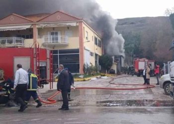 Ege’deki turistik adada yangın felaketi 40 otomobil yandı