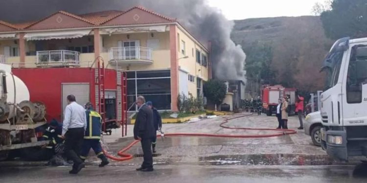 Ege’deki turistik adada yangın felaketi 40 otomobil yandı