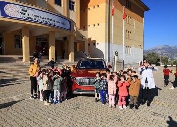 Vali Akbıyık öğrencilerin isteğini kırmadı! Makam aracı TOGG’u okullara gönderdi