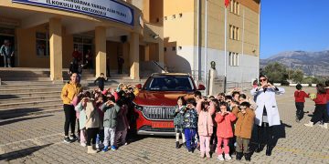 Vali Akbıyık öğrencilerin isteğini kırmadı! Makam aracı TOGG’u okullara gönderdi