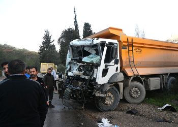 Hafriyat kamyonları kafa kafaya çarpıştı 2 kişi ağır yaralandı