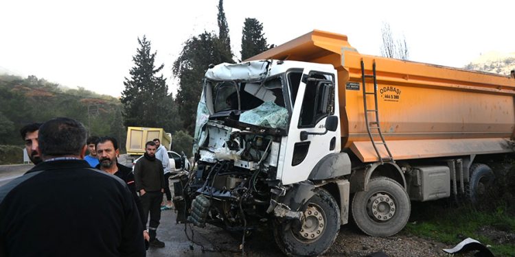 Hafriyat kamyonları kafa kafaya çarpıştı 2 kişi ağır yaralandı