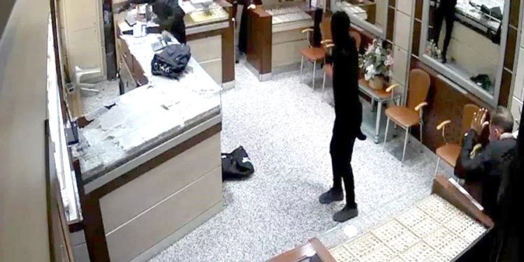 Karabük’te maskeli soygun: Kilolarca altını böyle çaldılar