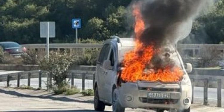 Seyir halindeki araç alev topuna döndü