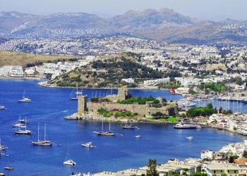 Bodrum’da otel havuzuna arabayla düştü