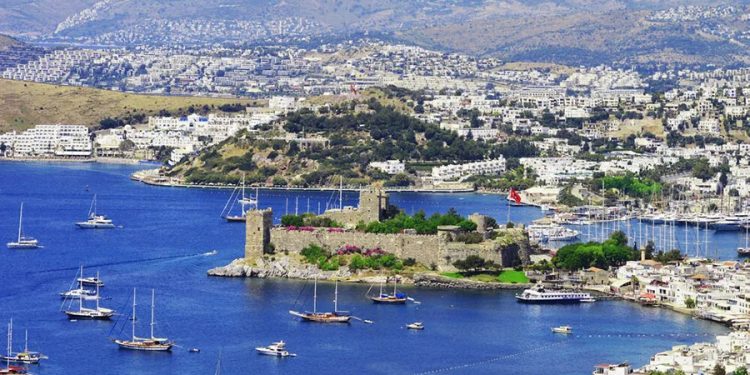 Bodrum’da otel havuzuna arabayla düştü