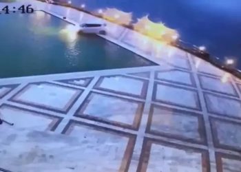 Bodrum’da otel havuzuna arabayla düştü