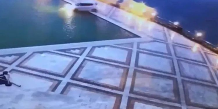 Bodrum’da otel havuzuna arabayla düştü