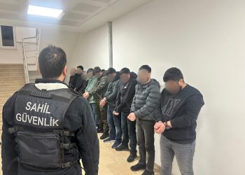 Aranan sekiz suçlu Yunanistan’a kaçarken yelkenli teknede yakalandı