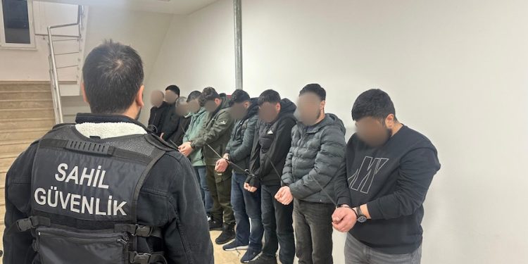 Aranan sekiz suçlu Yunanistan’a kaçarken yelkenli teknede yakalandı