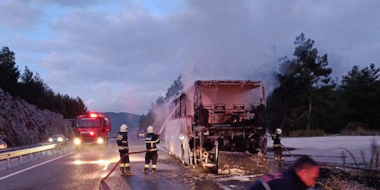 Sakar’daki otobüs yangını kontrol altına alındı