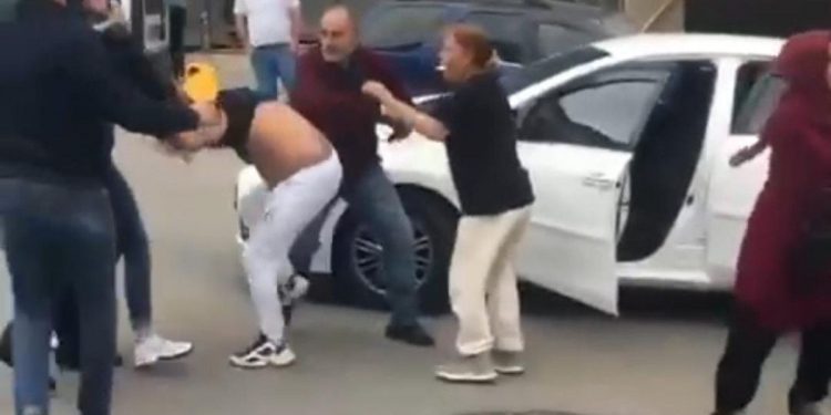 Saldırmak amaçlı arabasından inen yandı