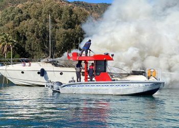 Büyükşehir Acil Müdahale Teknesinden Yat Yangınına Müdahale