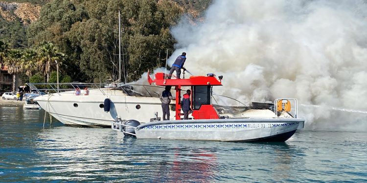Büyükşehir Acil Müdahale Teknesinden Yat Yangınına Müdahale
