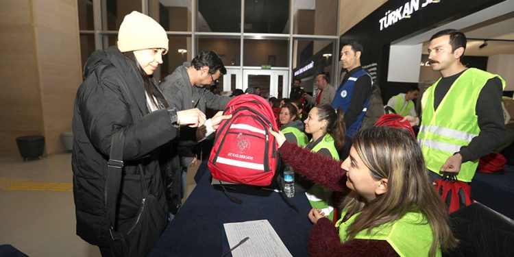 Büyükşehir Belediyesi’nden Deprem Çantası