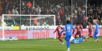 Sporcular hem rakiple, hemde soğukla mücadele etti