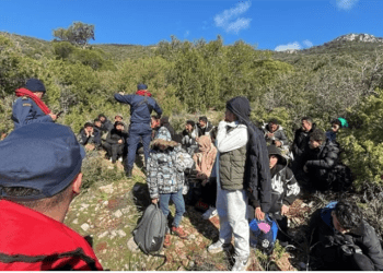 Karaada ‘da 45 göçmen bir göçmen kaçakçısı şüphelisi yakalandı